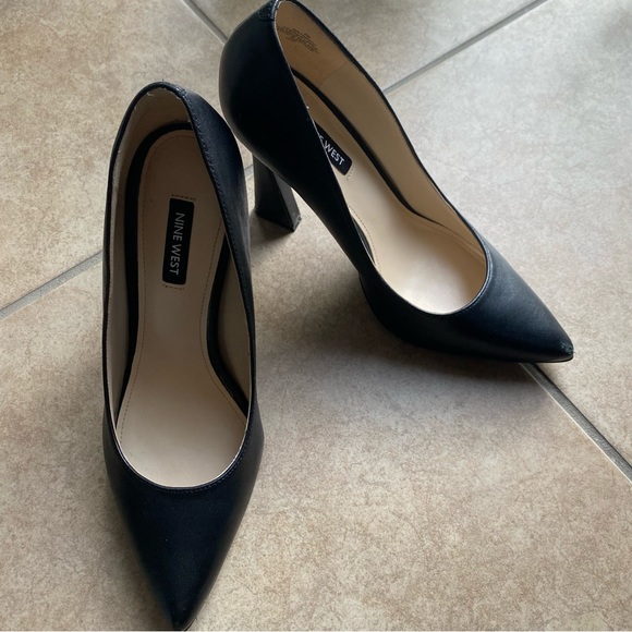 NINE WEST POINTY PUMPS - Picture 3 of 5